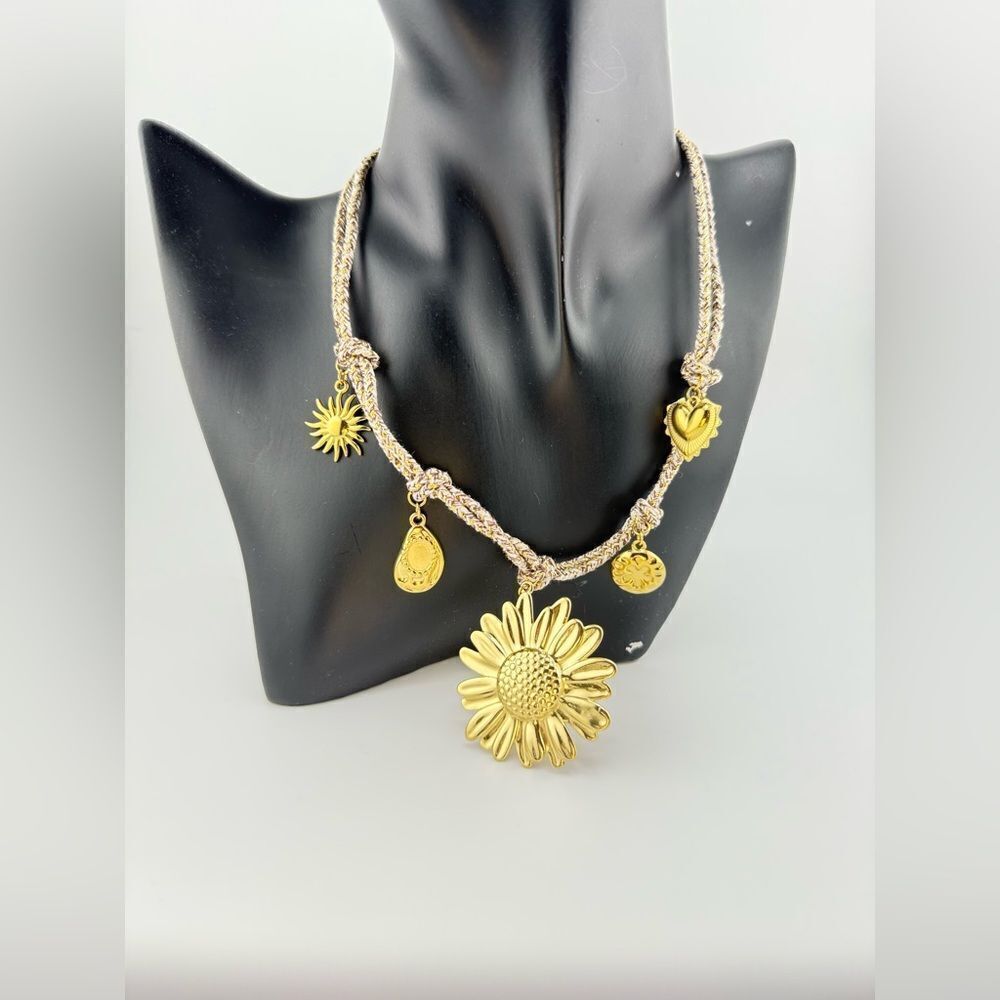 Boho Rope Chain Daisy Charm Necklace – Artistic, Light, and Beautifully Unique - Picture 14 of 15